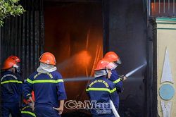 Ch&aacute;y lớn nh&agrave; kho m&uacute;t xốp ở phường An Xuy&ecirc;n
