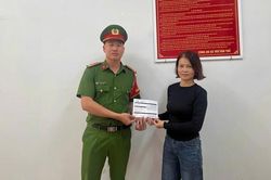 C&ocirc;ng an x&atilde; Trừ Văn Thố hỗ trợ trả lại người d&acirc;n khoản tiền chuyển khoản nhầm