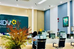 L&atilde;i suất huy động ng&acirc;n h&agrave;ng: Ni&ecirc;m yết một đằng, ch&agrave;o tại quầy một nẻo