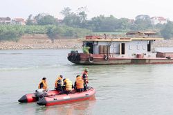 Vụ mẹ ôm con 2 tuổi nghi nhảy cầu: Đã tìm thấy thi thể cháu bé