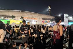 Concert BIGBANG ở Hà Nội: 'CAT 6' đông nghịt, phe vé hỏi mua vé ngược từ fan