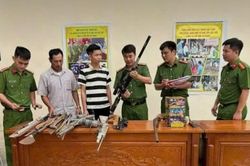 Đẩy mạnh ph&acirc;n quyền trong quản l&yacute;, sử dụng vũ kh&iacute;, vật liệu nổ v&agrave; c&ocirc;ng cụ hỗ trợ
