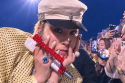 BigBang b&ugrave;ng nổ, G-Dragon đập vỡ đ&agrave;n tr&ecirc;n s&acirc;n Mỹ Đ&igrave;nh