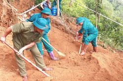 Cất bốc h&agrave;i cốt nghi của liệt sĩ từng c&ocirc;ng t&aacute;c tại B&aacute;o Cứu quốc