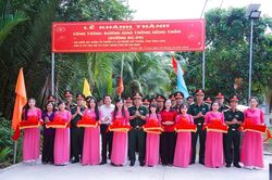 Bộ Tư lệnh TP.HCM khánh thành đường nông thôn, tặng quà cho người dân khó khăn tại Vĩnh Long