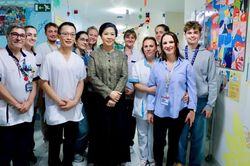 [Ảnh] Phu nh&acirc;n Tổng B&iacute; thư, Chủ tịch nước thăm m&ocirc; h&igrave;nh bệnh viện-trường học cho trẻ em tại Bỉ