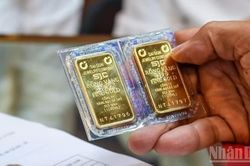 Gi&aacute; v&agrave;ng ng&agrave;y 24/10: V&agrave;ng miếng SJC tiếp tục giảm theo gi&aacute; thế giới