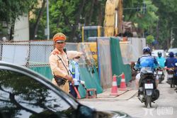 H&agrave; Nội: Nhiều vị tr&iacute; r&agrave;o chắn thi c&ocirc;ng, Cảnh s&aacute;t giao th&ocirc;ng khuyến c&aacute;o người d&acirc;n chủ động lộ tr&igrave;nh
