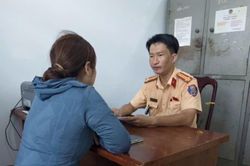 Phạt nữ t&agrave;i xế 5 triệu đồng v&igrave; sử dụng điện thoại khi l&aacute;i xe