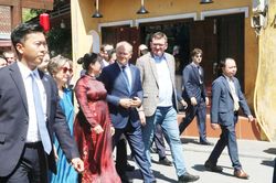 Thủ tướng Ba Lan Donald Tusk tham quan phố cổ Hội An