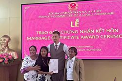 Chú rể Bỉ bất ngờ với sính lễ 10 con heo khi cưới vợ người Pa Cô