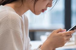 Th&oacute;i quen khiến cột sống người trẻ nhanh tho&aacute;i h&oacute;a