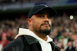 HLV Bayern Munich ngã quỵ trên sân, nhập viện khẩn cấp