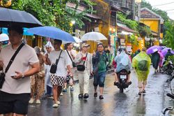 Đ&agrave; Nẵng l&ecirc;n tiếng về t&igrave;nh trạng vắng kh&aacute;ch tại phố cổ Hội An