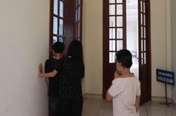 Tiếng gọi 'bố ơi' x&eacute; l&ograve;ng giữa ph&ograve;ng xử &aacute;n