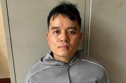 Nữ chủ tiệm v&agrave;ng chống trả kẻ cướp đang tấn c&ocirc;ng bằng dao