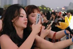 Phe v&eacute; Big Bang h&eacute;t gi&aacute; 30 triệu đồng, fan ngồi la liệt ở cổng Mỹ Đ&igrave;nh