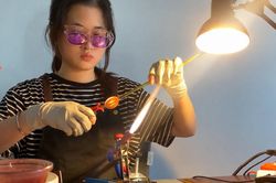 Cô gái Hà Nội nghỉ việc văn phòng, 'làm bạn' với thủy tinh, lửa nóng 1.000 độ C