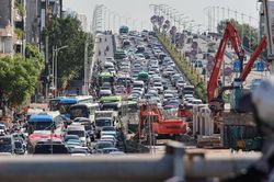 H&agrave; Nội c&oacute; 62 vị tr&iacute; r&agrave;o chắn thi c&ocirc;ng, CSGT khuyến c&aacute;o chọn lộ tr&igrave;nh ph&ugrave; hợp