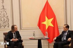 Bộ trưởng Ngoại giao L&ecirc; Ho&agrave;i Trung tiếp Ph&oacute; Tổng Thư k&yacute; Đảng Lao động Bỉ Benjamin Pestieau