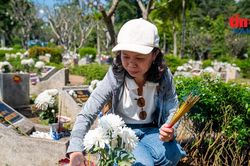 Người d&acirc;n th&agrave;nh k&iacute;nh d&acirc;ng hương tưởng nhớ liệt sĩ tại TP Hồ Ch&iacute; Minh