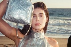 Kylie Jenner g&acirc;y tranh c&atilde;i khi diện thiết kế đắt gi&aacute; của Victoria's Secret
