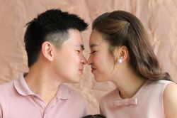 Chồng chủ tịch tình tứ hôn Hoa hậu Đỗ Mỹ Linh