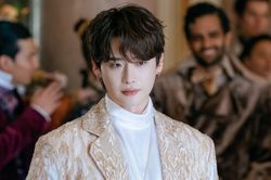 Lee Jong Suk g&acirc;y bất ngờ với diện mạo kh&aacute;c lạ