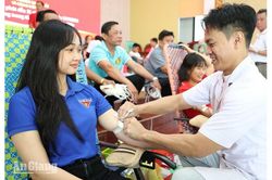 X&atilde; T&acirc;n Hiệp tiếp nhận 219 đơn vị m&aacute;u