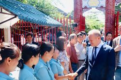 Thủ tướng Cộng h&ograve;a Ba Lan Donald Tusk thăm Phố cổ Hội An, đặt hoa tượng kiến tr&uacute;c sư Kazik