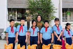 'Người l&aacute;i đ&ograve;' Nguyễn Thị Yến Oanh: Tất cả v&igrave; học sinh th&acirc;n y&ecirc;u
