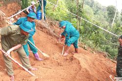 Cất bốc h&agrave;i cốt nghi l&agrave; của liệt sĩ L&ecirc; Tước tại x&atilde; Thượng Minh