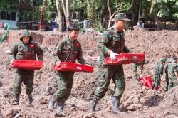 Ng&agrave;y 24-10: Ph&aacute;t hiện th&ecirc;m 10 h&agrave;i cốt liệt sĩ, trong đ&oacute; 3 bộ c&oacute; di vật k&egrave;m theo tại C&ocirc;ng vi&ecirc;n L&ecirc; Thị Ri&ecirc;ng
