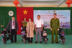 L&acirc;m Đồng: Gắn biển nhận diện xe đạp điện, n&acirc;ng cao &yacute; thức giao th&ocirc;ng cho học sinh