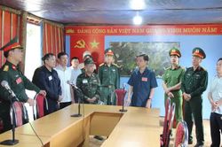 Ph&oacute; B&iacute; thư Thường trực Tỉnh ủy Bế Thanh Tịnh kiểm tra chuẩn bị diễn tập tại x&atilde; Độc Lập v&agrave; Hạnh Ph&uacute;c