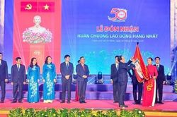 Trường ĐH Sư phạm TPHCM đón nhận Huân chương Lao động hạng Nhất