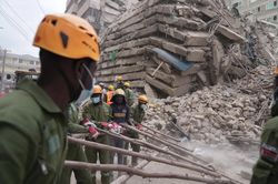 Khoảnh khắc cao ốc Kenya sập như phim thảm họa, 10 tầng b&ecirc; t&ocirc;ng chồng l&ecirc;n nhau