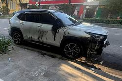 Ô tô bị đốt phá khi đang đậu ven đường, hư hỏng nghiêm trọng ở Huế
