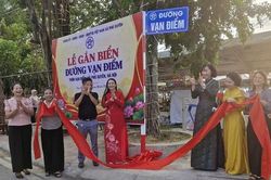 Ph&uacute; Xuy&ecirc;n: Gắn biển t&ecirc;n đường v&agrave; ra mắt tuyến phố đảm bảo an to&agrave;n thực phẩm