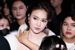 Quốc Anh căng thẳng khi đ&oacute;ng cảnh 18+ với Ninh Dương Lan Ngọc