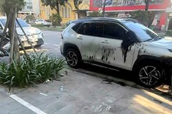 X&aacute;c minh vụ &ocirc; t&ocirc; bị đốt, ph&aacute; tr&ecirc;n đường H&agrave; Nội ở Huế