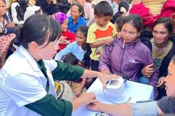 Hơn 1.000 người d&acirc;n Việt - L&agrave;o v&ugrave;ng bi&ecirc;n được kh&aacute;m, ph&aacute;t thuốc miễn ph&iacute;
