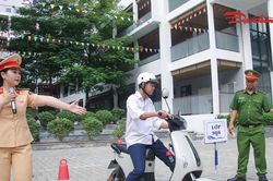 CSGT H&agrave; Nội hướng dẫn gần 1.000 người l&aacute;i xe m&aacute;y tại T&acirc;y Hồ