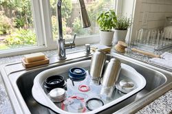 Kiểu d&ugrave;ng khiến b&igrave;nh giữ nhiệt th&agrave;nh t&aacute;c nh&acirc;n g&acirc;y bệnh