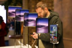 Apple lại bị ch&ecirc; sau khi iPhone Duo l&ecirc;n kệ