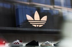 adidas rất gần mốc 30 tỷ USD