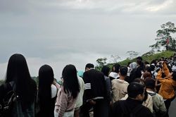Đ&ocirc;ng nghịt người xếp h&agrave;ng 'săn m&acirc;y' Ba V&igrave;