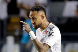 Neymar nhận thẻ đỏ vì 'luật Vinicius' gây tranh cãi