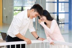 Cha mẹ cần l&agrave;m g&igrave; khi con bắt đầu biết y&ecirc;u?