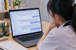 AI l&agrave;m b&agrave;i hộ: Học sinh c&oacute; nguy cơ mất kỹ năng thật?